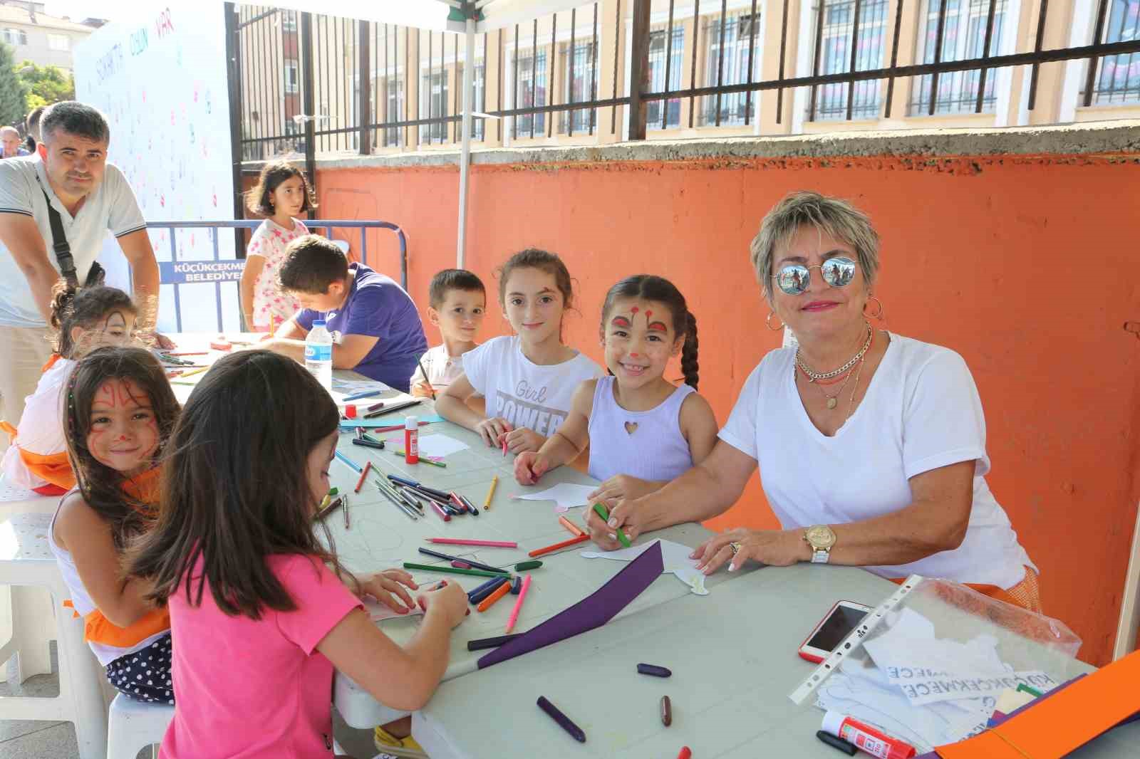 Küçükçekmece Belediyesi 18 mahallede yüzlerce çocuğu oyunla buluşturdu
