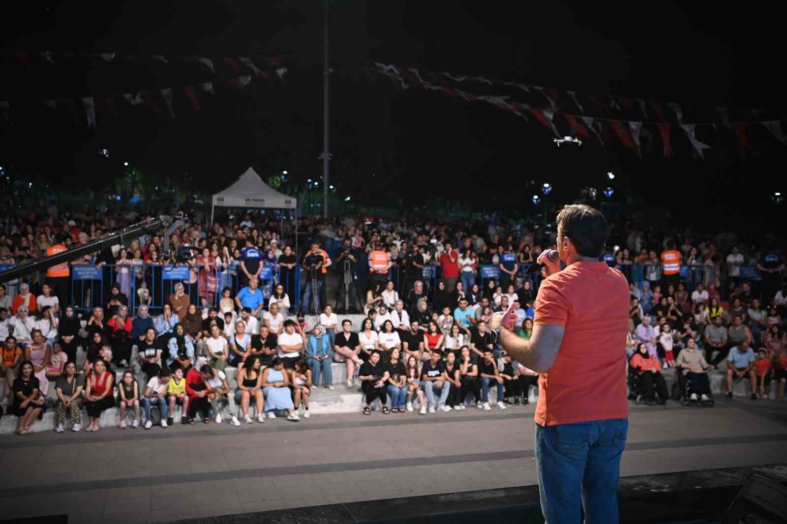 Bahçelievler Belediyesi Yaz Konseri etkinliğinde Mehmet Erdem sahne aldı
