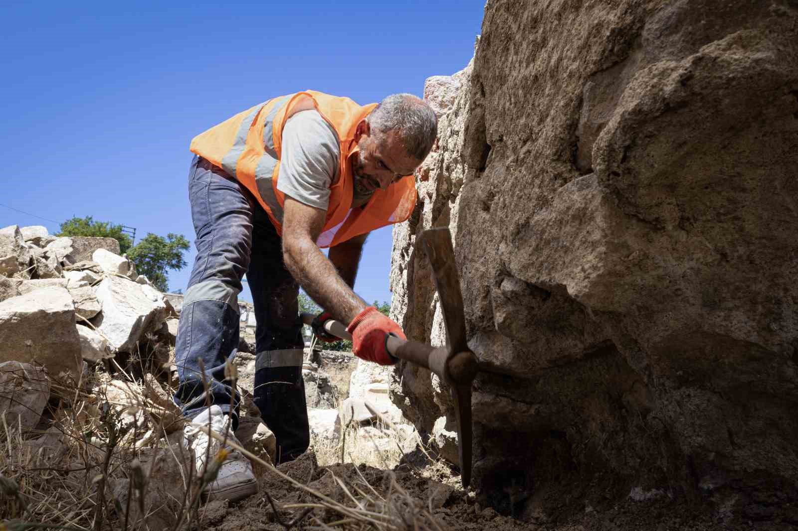 Smyrna Tiyatrosu kazıldıkça tarih fışkırıyor: İzmir’in ikinci Efes’i olacak
