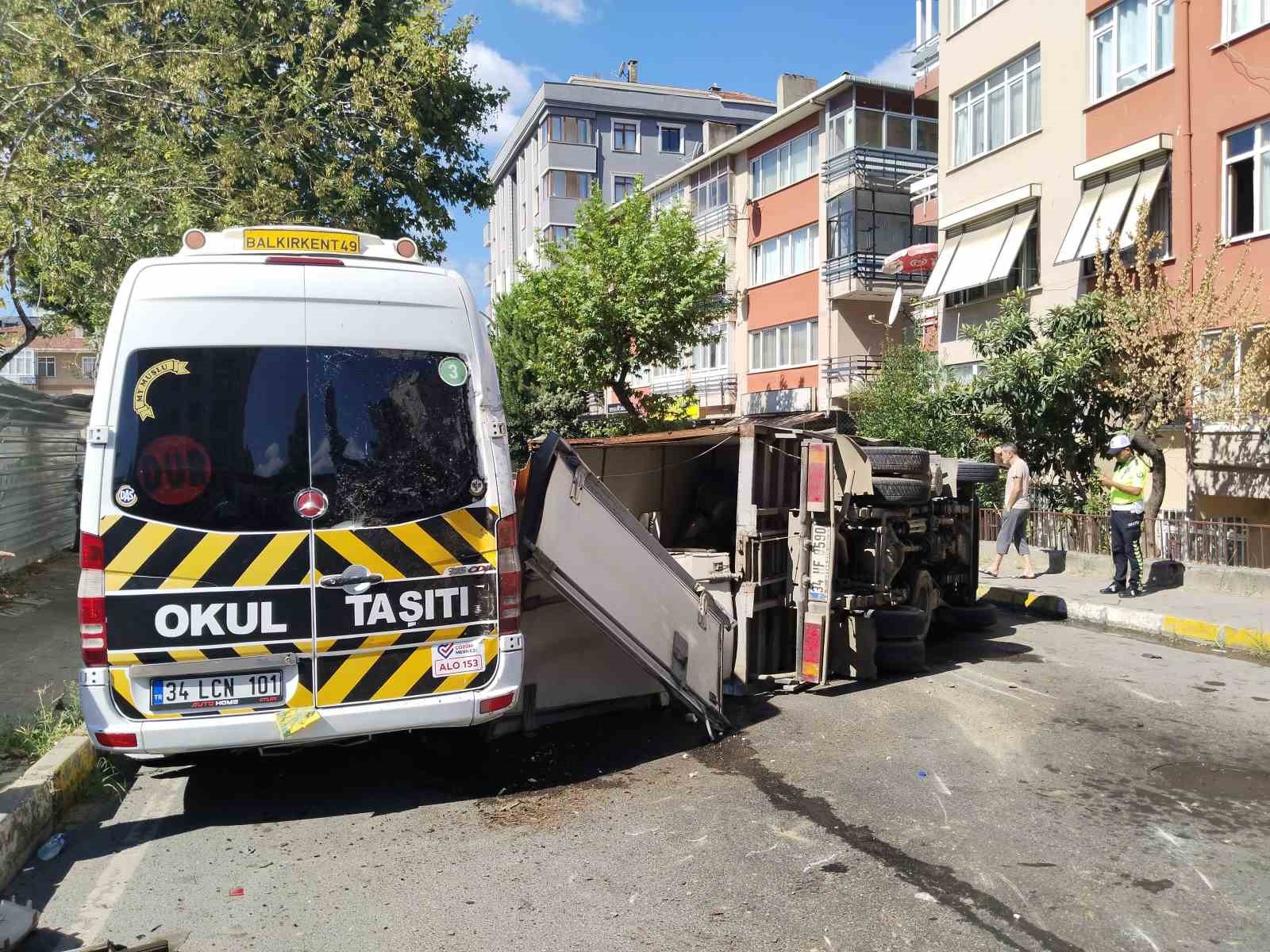 Maltepe’de süt yüklü kamyonet devrildi: 2 yaralı
