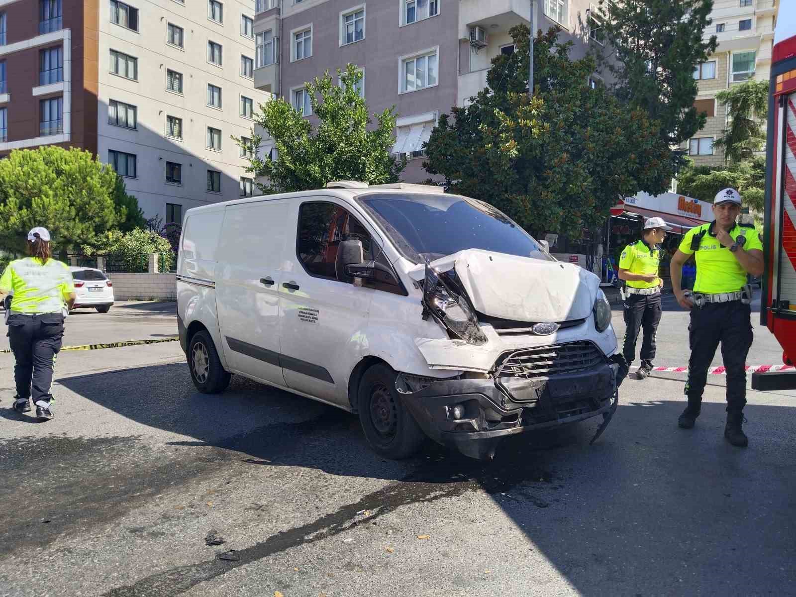 Maltepe’de süt yüklü kamyonet devrildi: 2 yaralı
