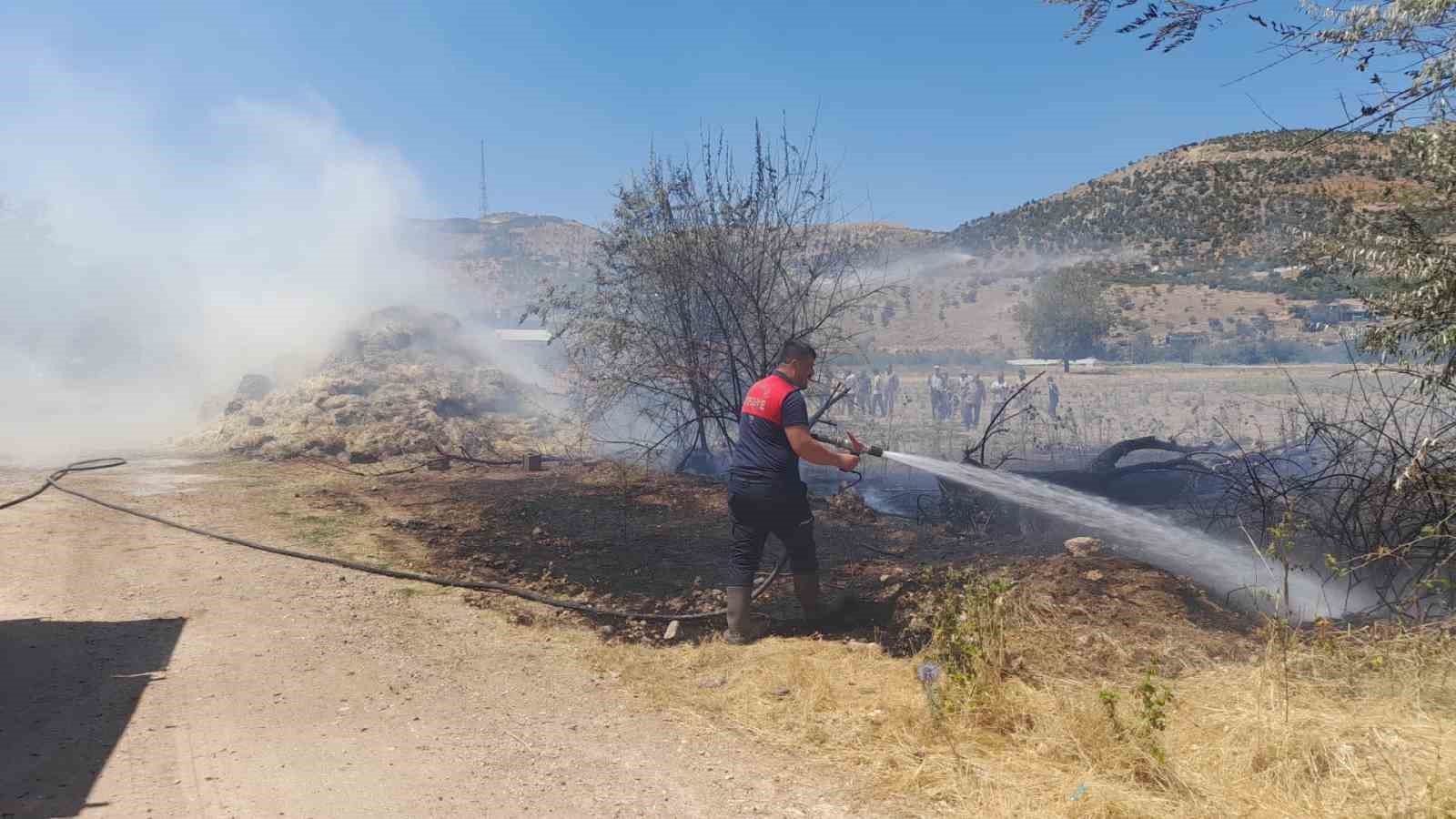 Gölbaşı’nda saman yığını küle döndü
