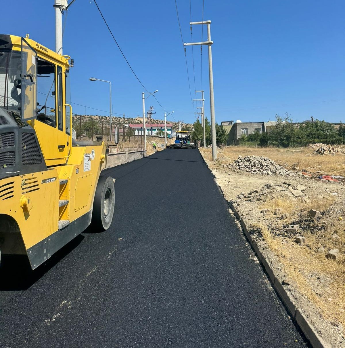 Dicle ilçesinde yollar asfaltlandı
