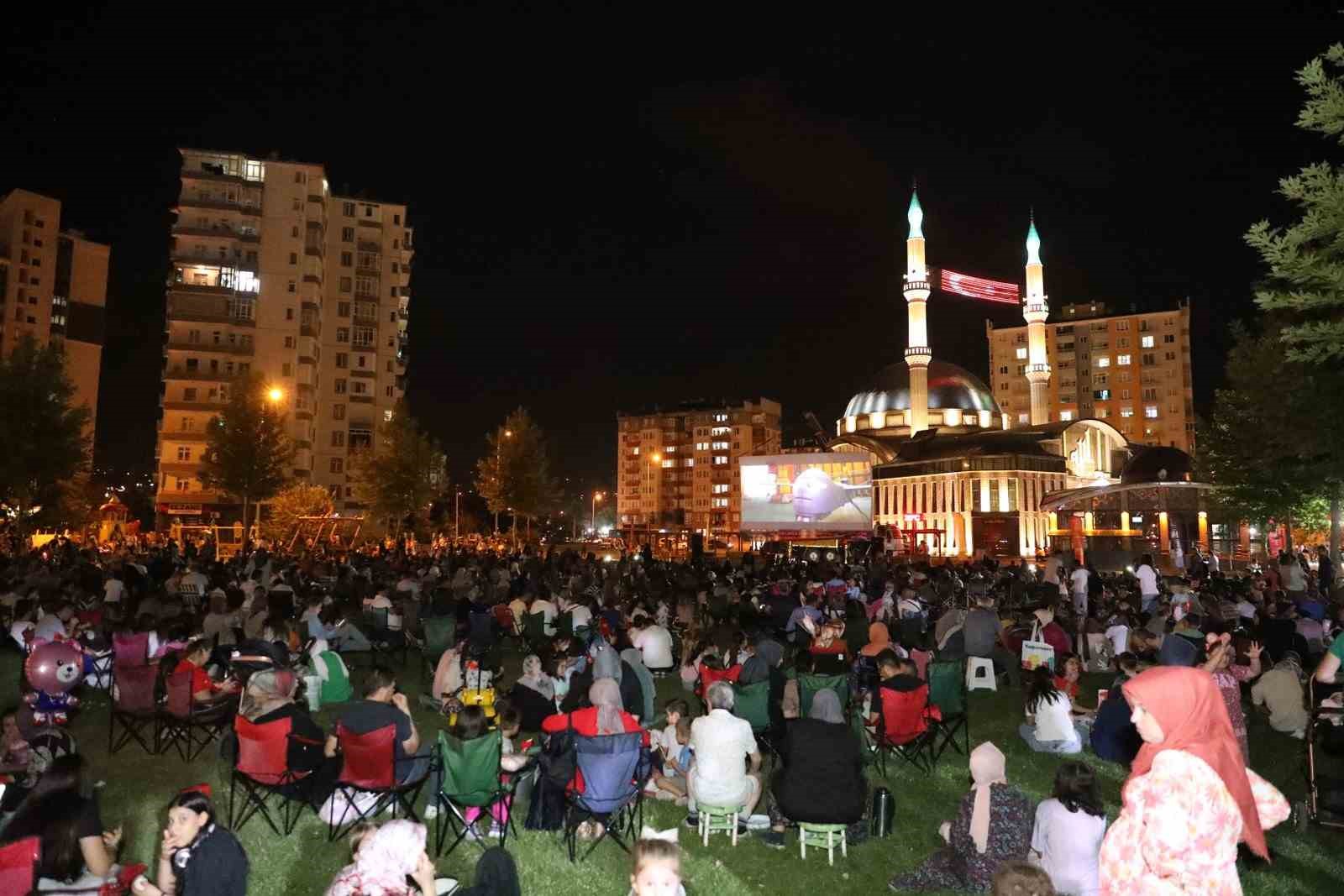 Melikgazi Belediyesi yaz sineması etkinlikleriyle nefes aldırıyor
