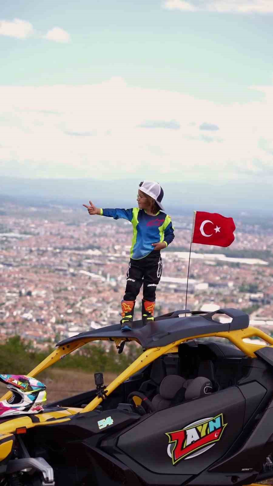 Milyonluk arabanın üstünden ATV ile atladı, Yusuf Dikeç pozu verdi
