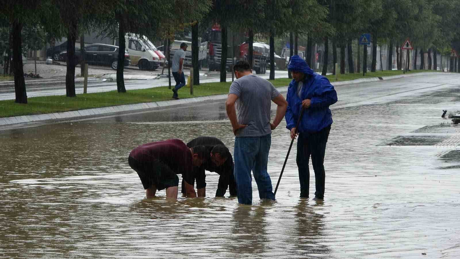 Ordu’da sağanak hayatı olumsuz etkiledi: Yol ulaşıma kapandı
