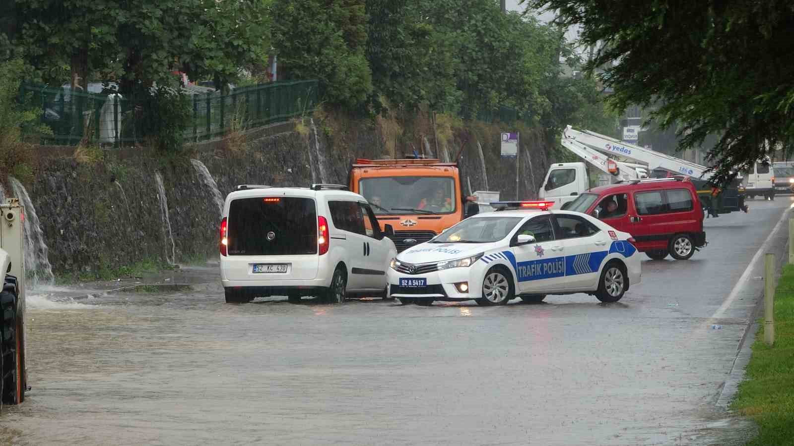 Ordu’da sağanak hayatı olumsuz etkiledi: Yol ulaşıma kapandı
