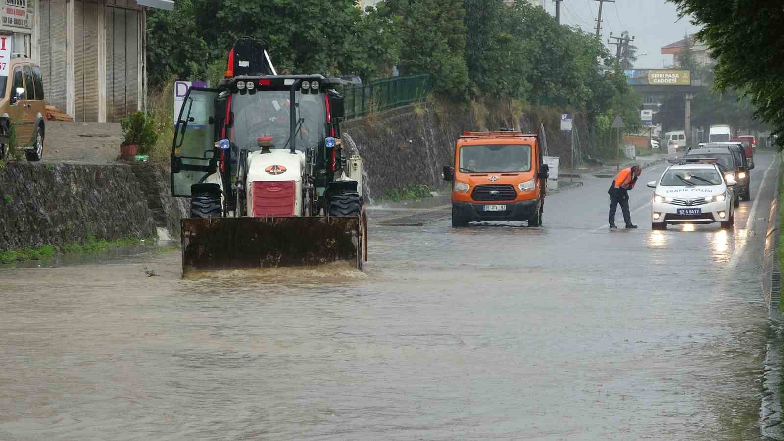 Ordu’da sağanak hayatı olumsuz etkiledi: Yol ulaşıma kapandı
