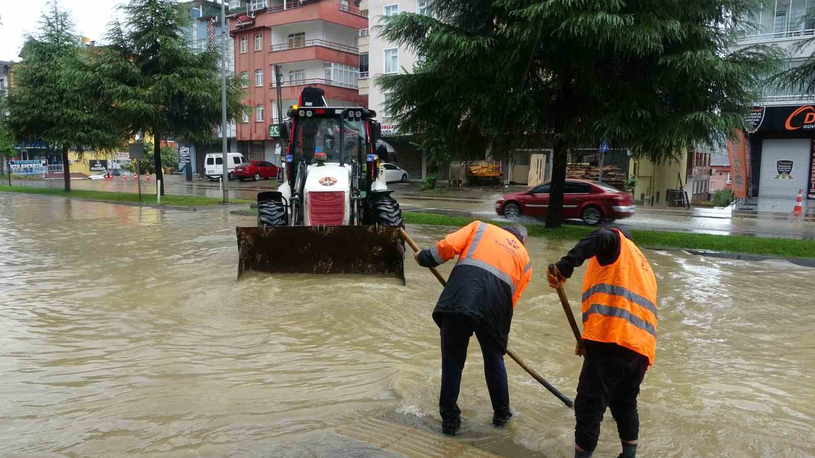 Ordu’da sağanak hayatı olumsuz etkiledi: Yol ulaşıma kapandı
