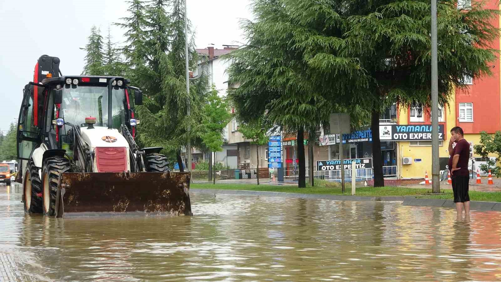 Ordu’da sağanak hayatı olumsuz etkiledi: Yol ulaşıma kapandı
