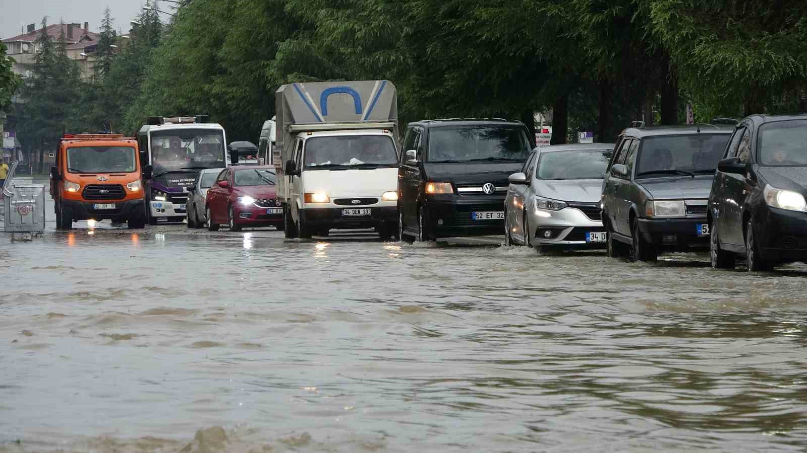 Ordu’da sağanak hayatı olumsuz etkiledi: Yol ulaşıma kapandı
