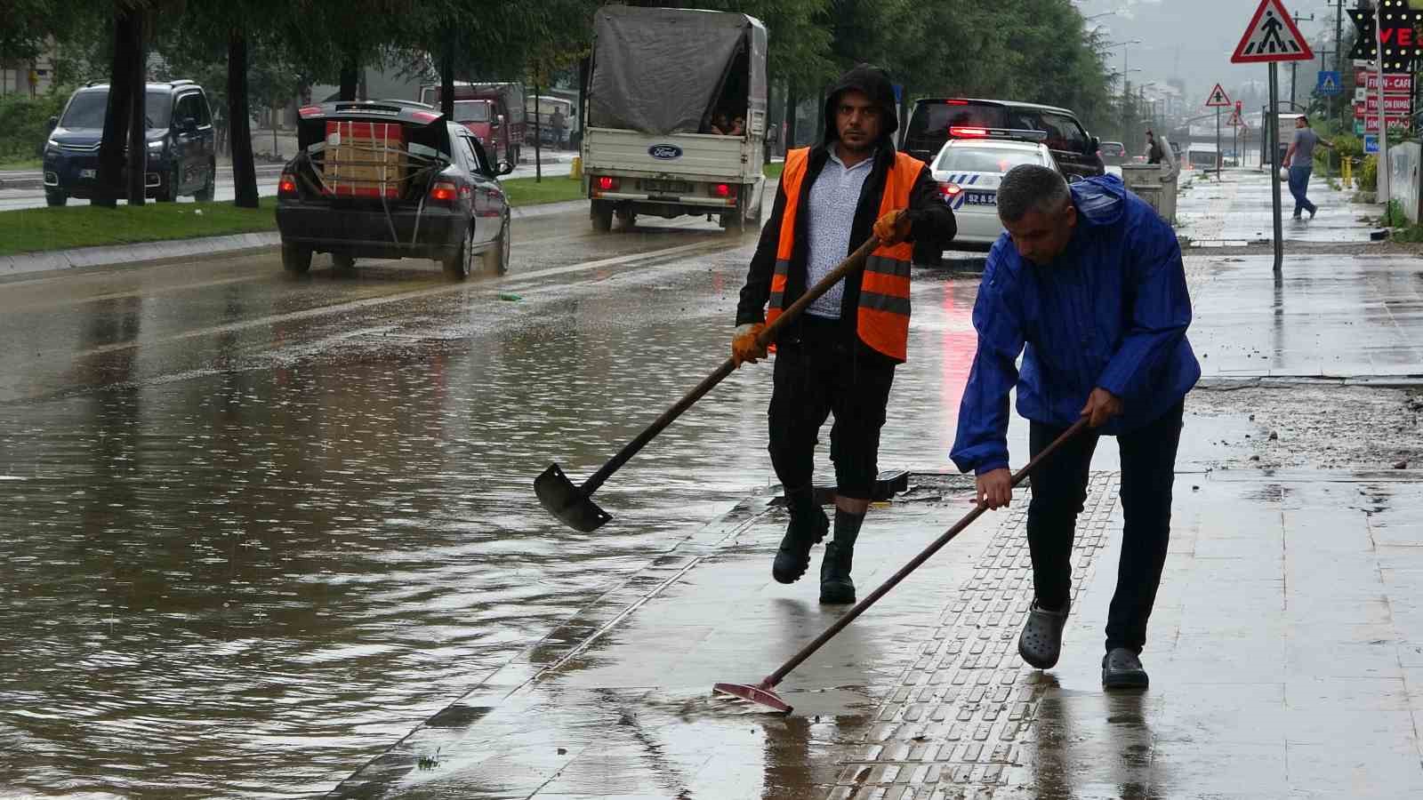 Ordu’da sağanak hayatı olumsuz etkiledi: Yol ulaşıma kapandı
