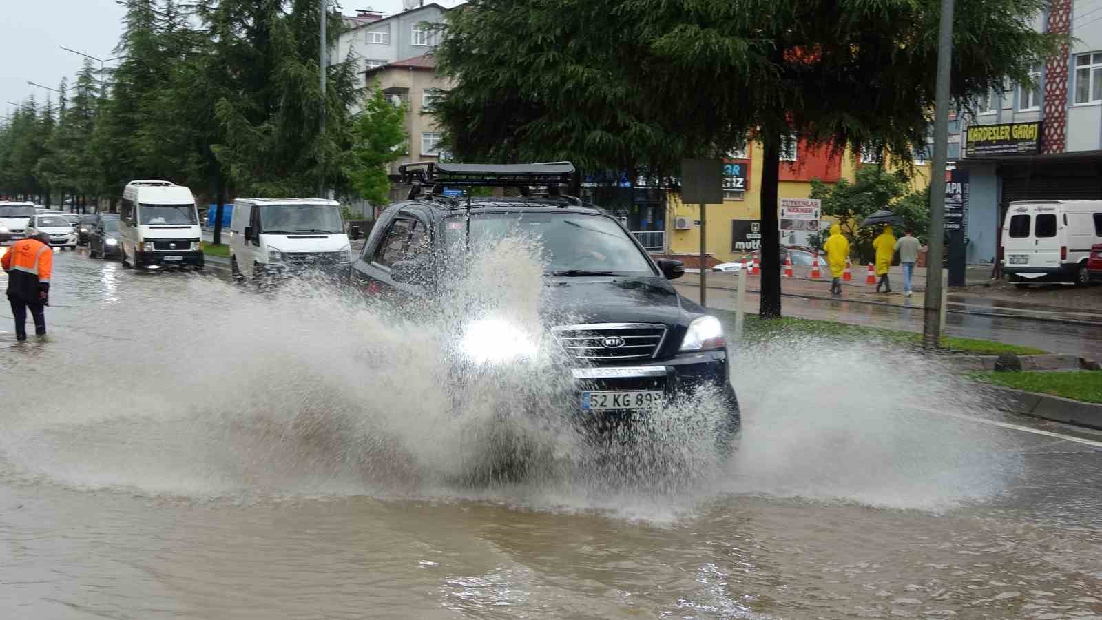 Ordu’da sağanak hayatı olumsuz etkiledi: Yol ulaşıma kapandı
