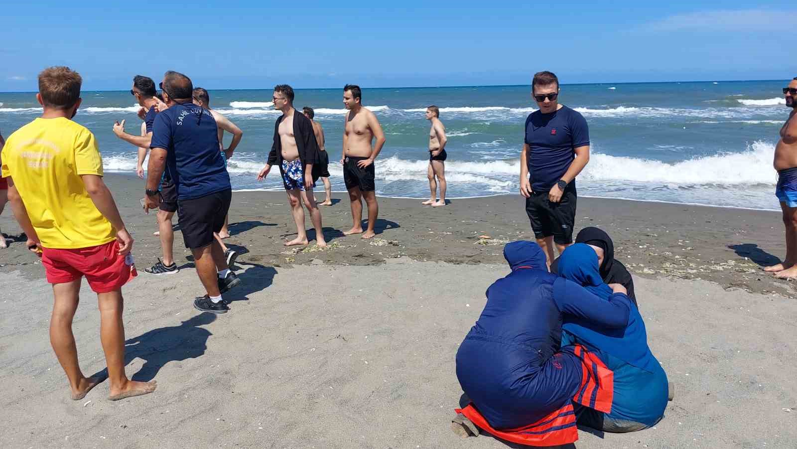 Denizde kayboldu zannedilen çocuk karada bulununca ailesi sevinç gözyaşı döktü
