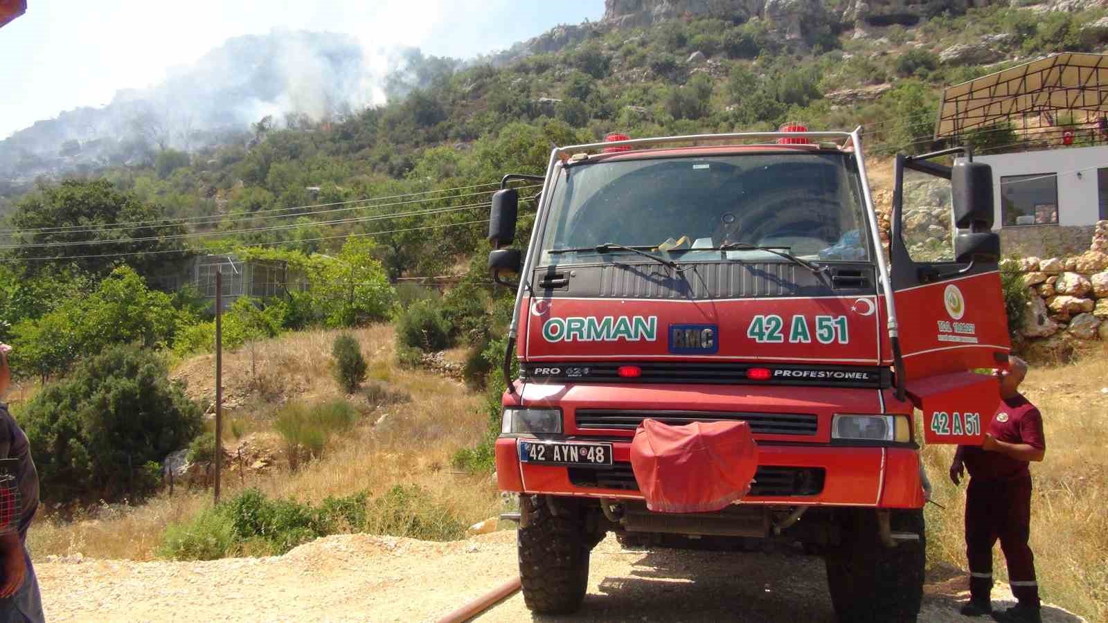 Mersin’de orman yangını, alevler evleri teğet geçti
