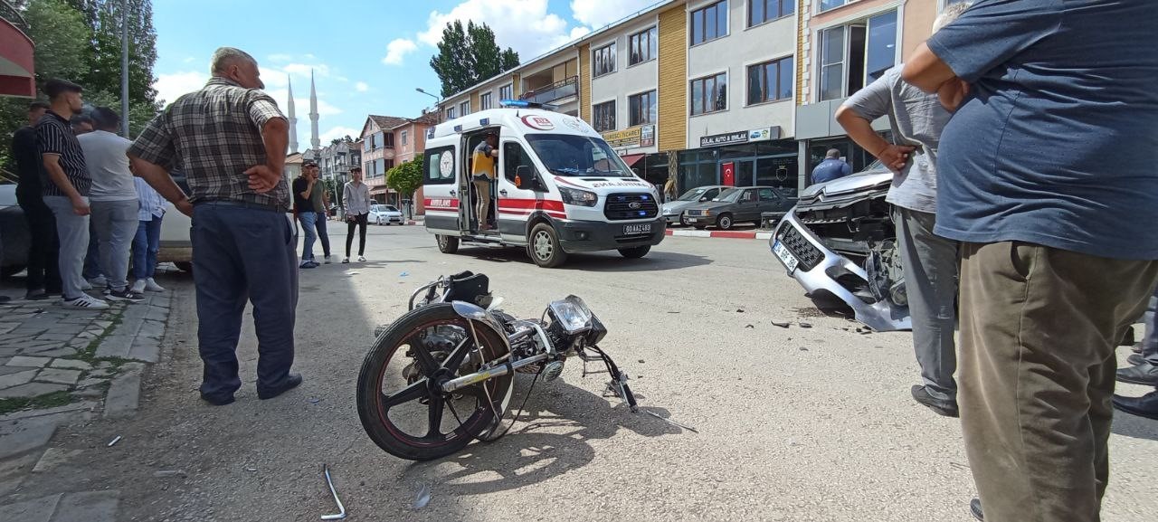 Motorsiklet ile kaza yaptı: Sağlık ekiplerine 