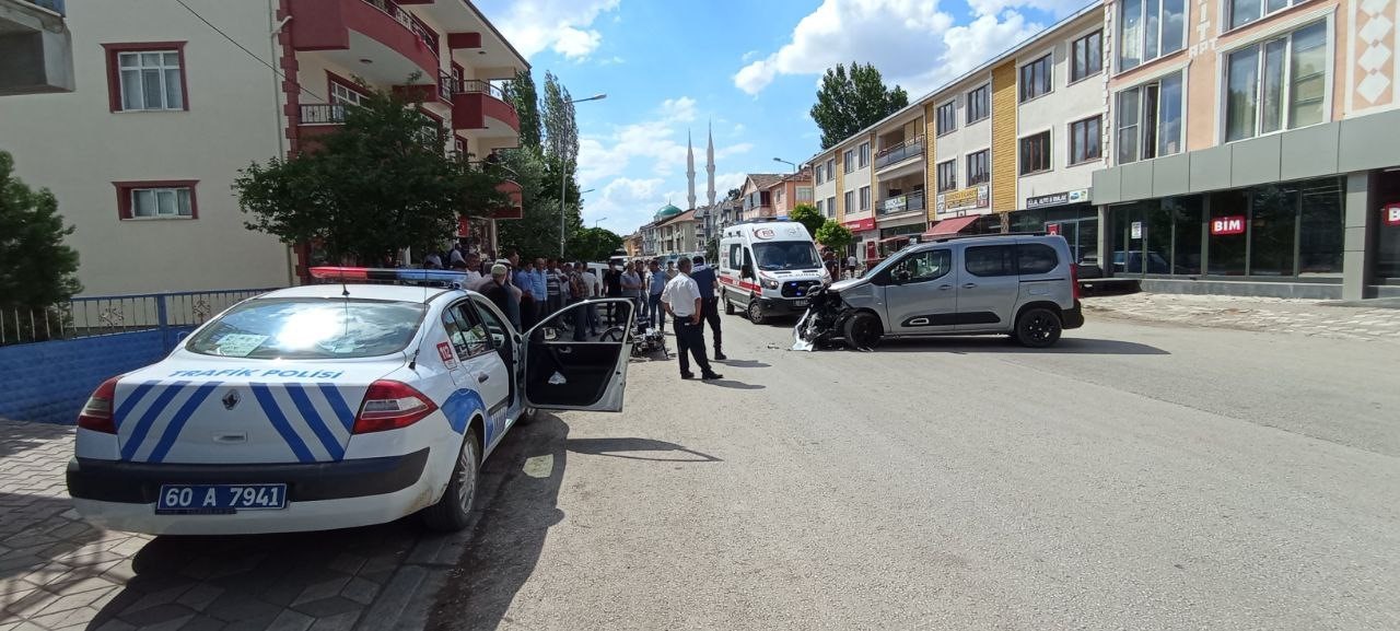 Motorsiklet ile kaza yaptı: Sağlık ekiplerine 