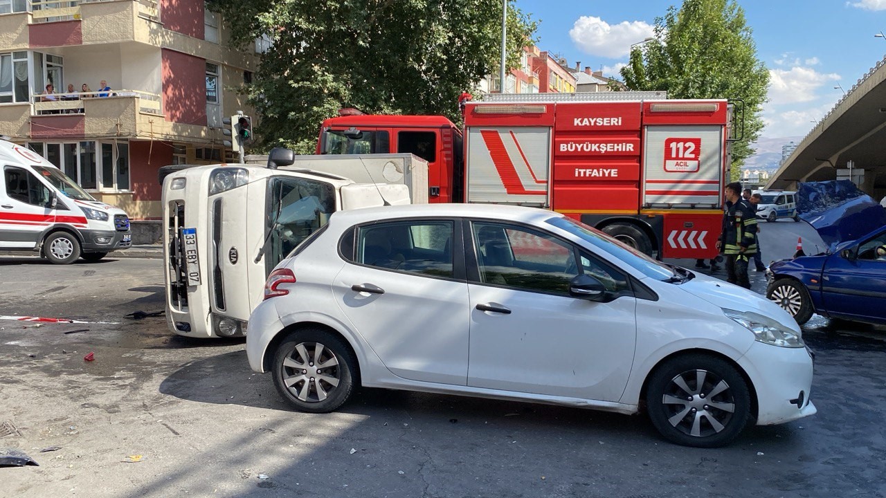 3 araç çarpıştı, kamyonet devrildi: 3 yaralı
