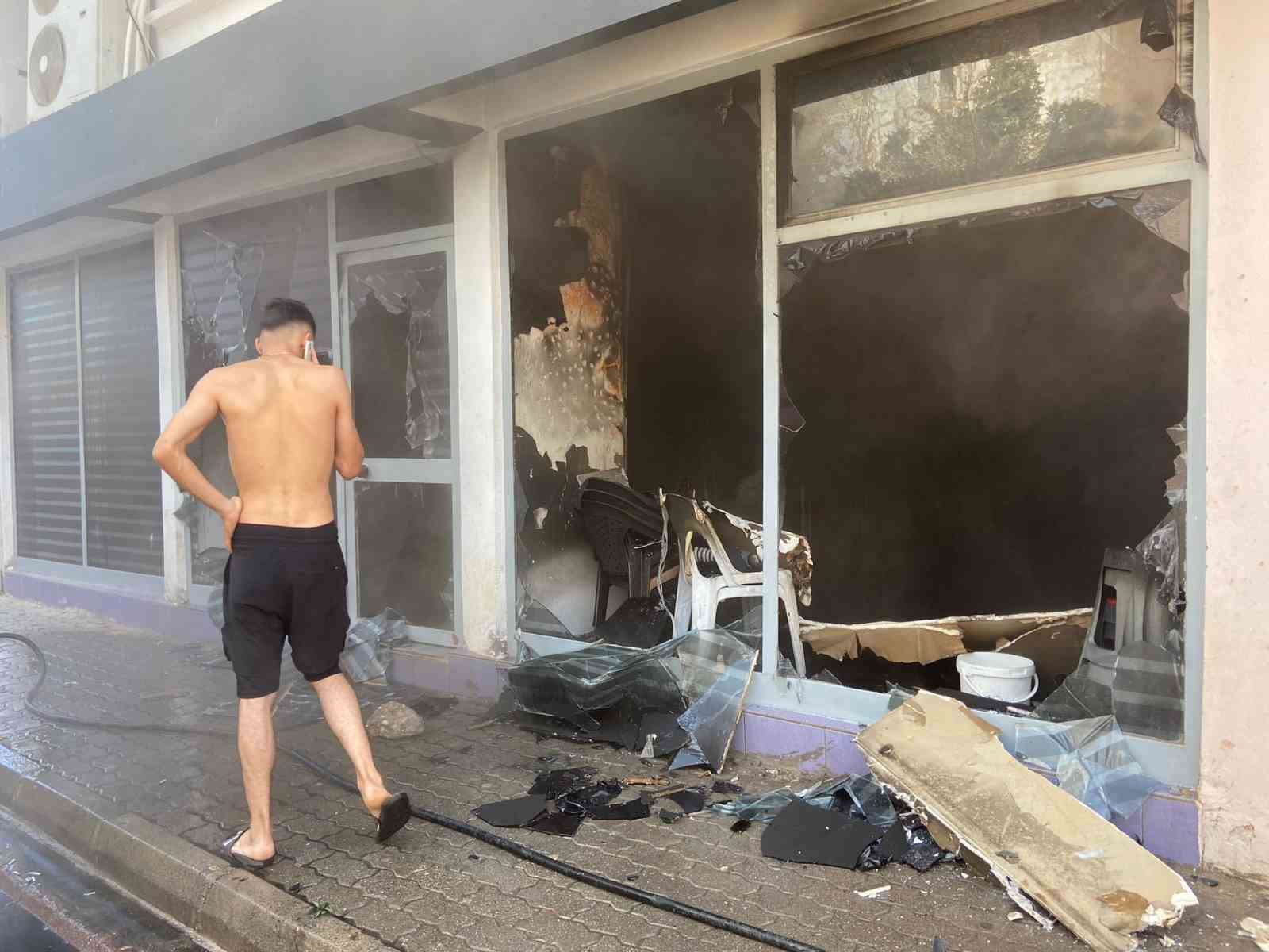 Antalya’da bayan kuaföründe çıkan yangın korkuya neden oldu
