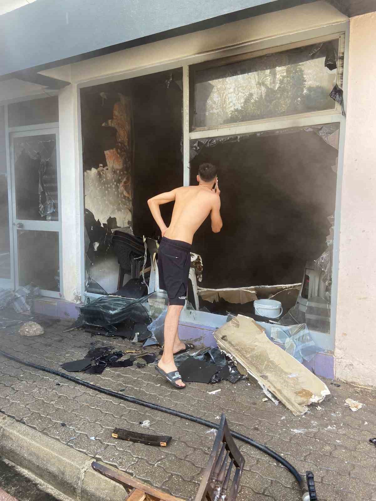 Antalya’da bayan kuaföründe çıkan yangın korkuya neden oldu
