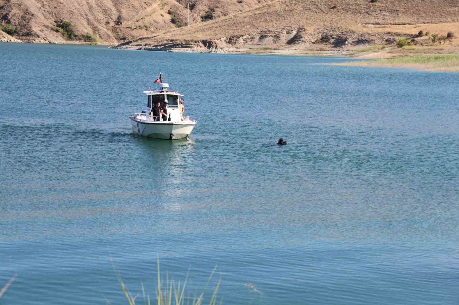 Baraj gölüne giren genç kayboldu, arama çalışmaları sürüyor
