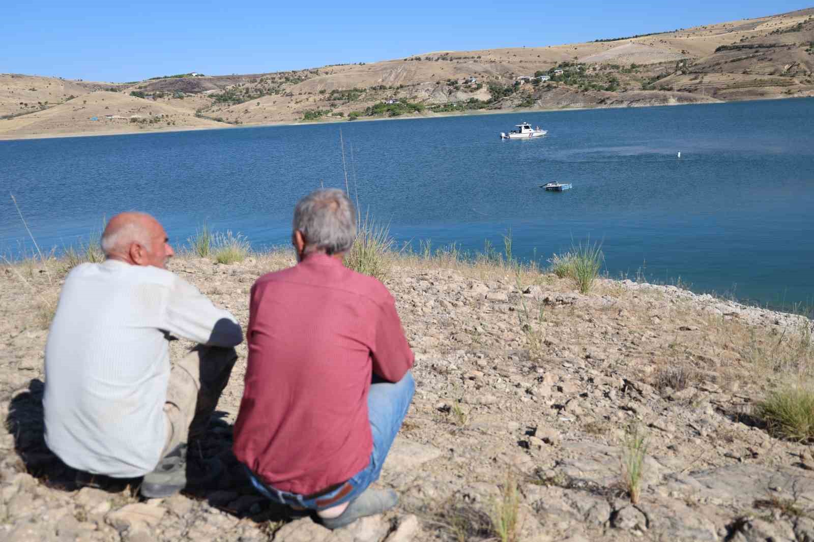 Baraj gölüne giren genç kayboldu, arama çalışmaları sürüyor
