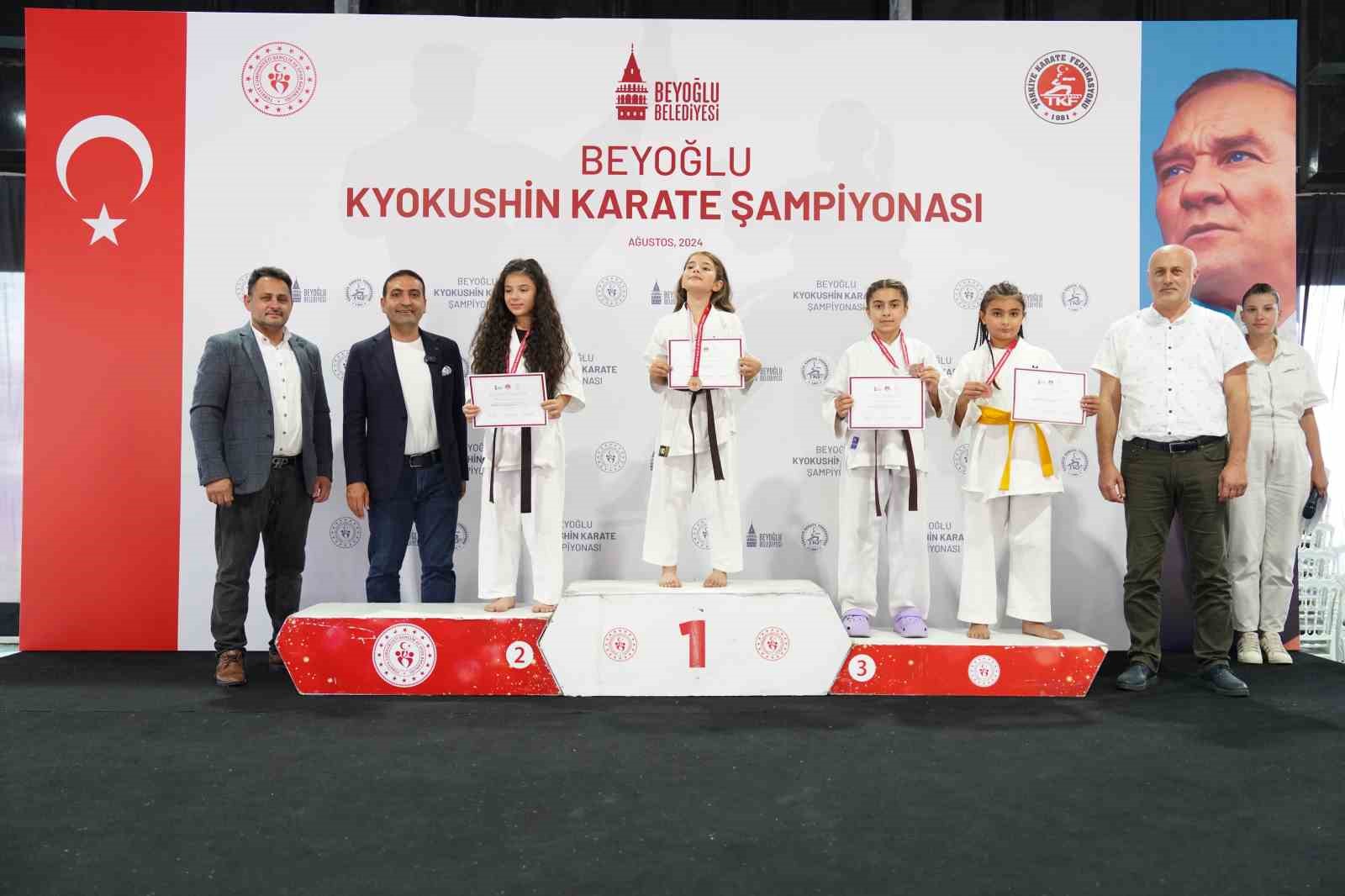 Genç karateciler, Beyoğlu Kyokushin Karate Şampiyonası’nda yarıştı
