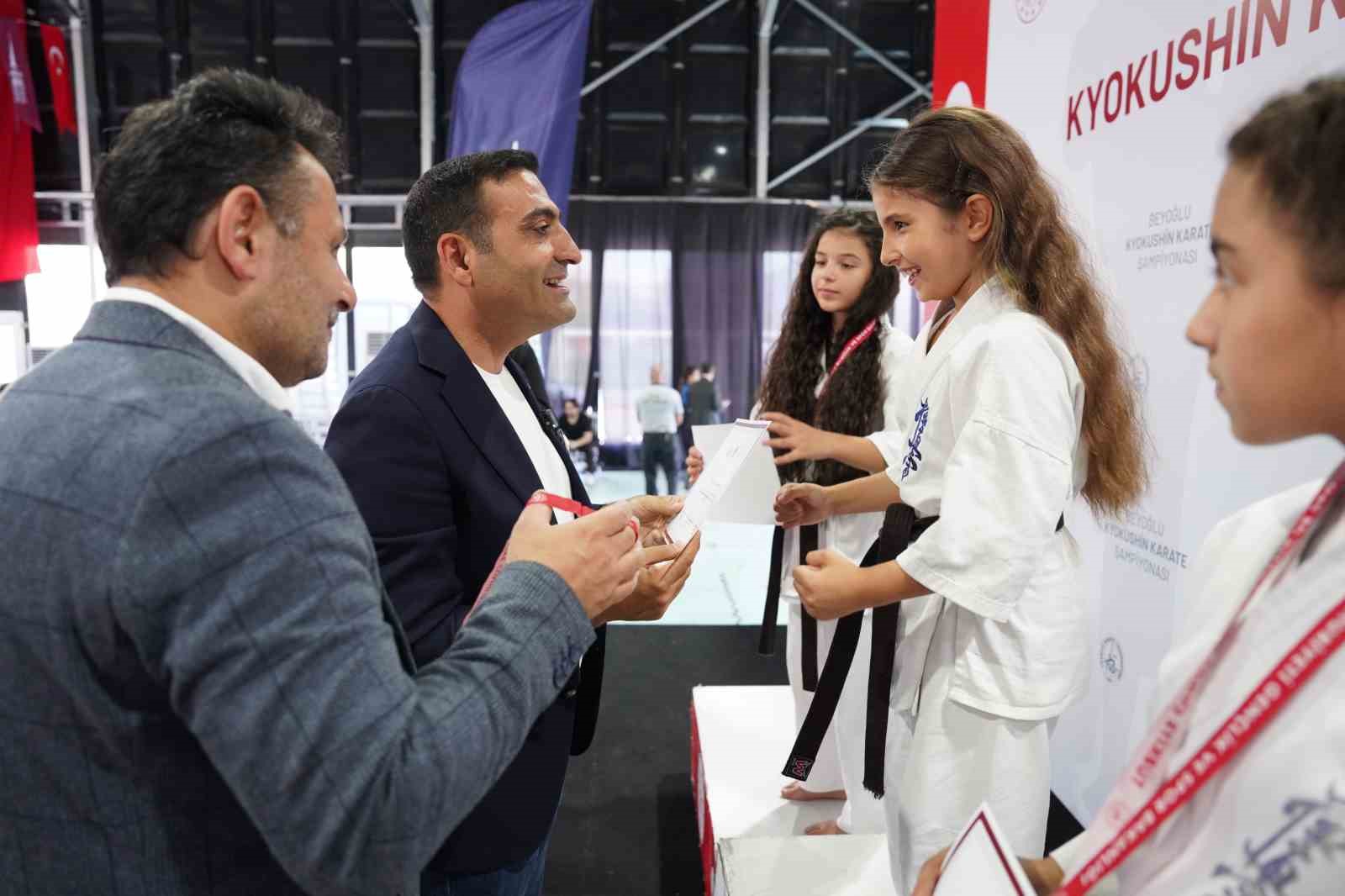 Genç karateciler, Beyoğlu Kyokushin Karate Şampiyonası’nda yarıştı
