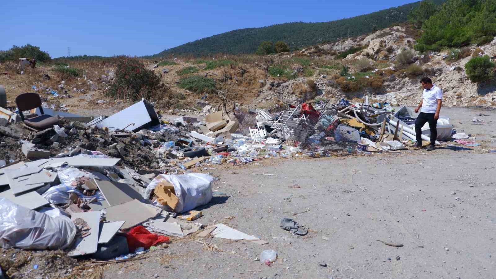 Foça Belediyesi’nin şehir merkezine döktüğü çöplere AK Partili Arslan’dan tepki
