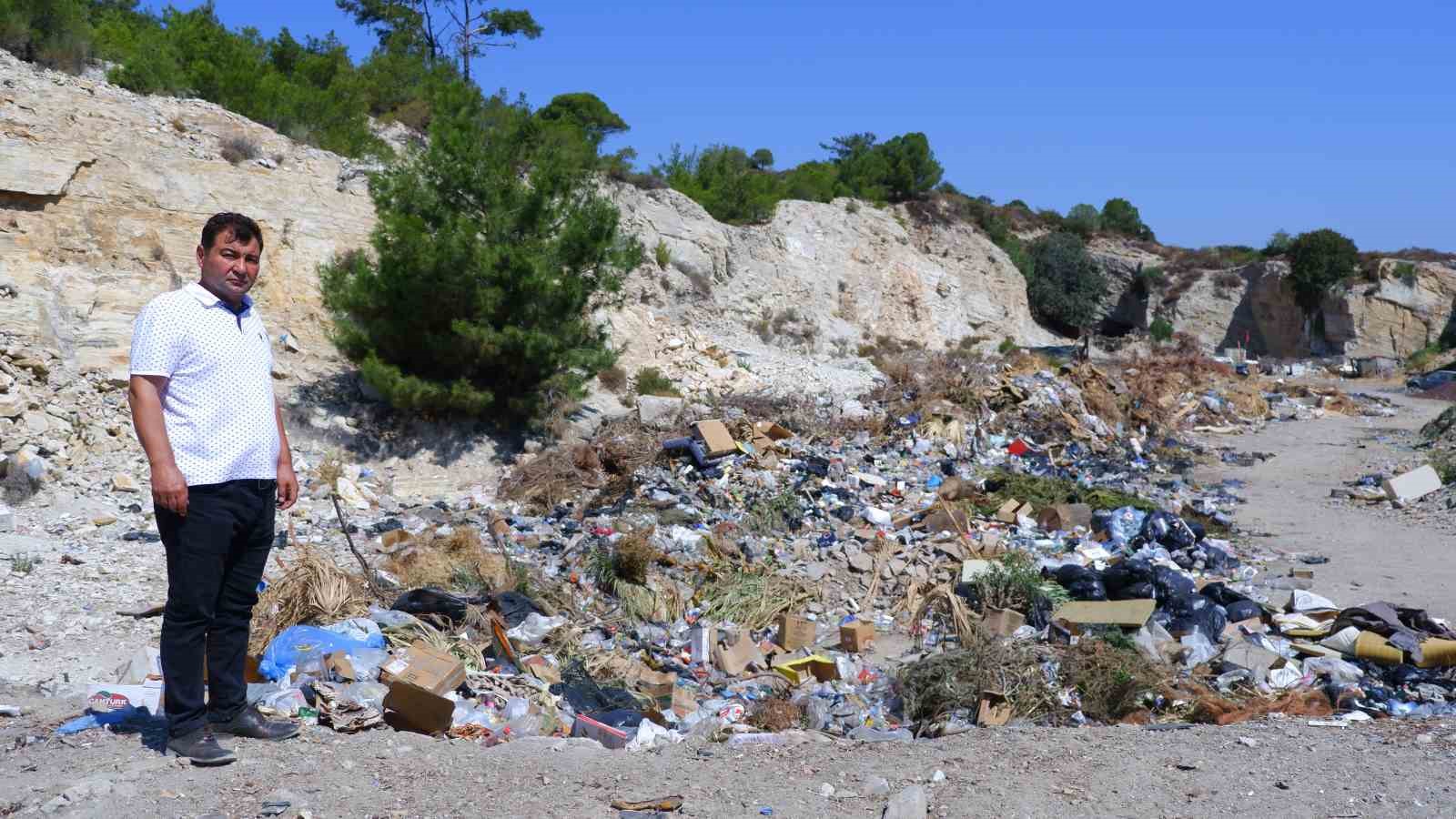 Foça Belediyesi’nin şehir merkezine döktüğü çöplere AK Partili Arslan’dan tepki
