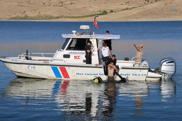 Elazığ’da baraj gölünde kaybolan genç bulundu
