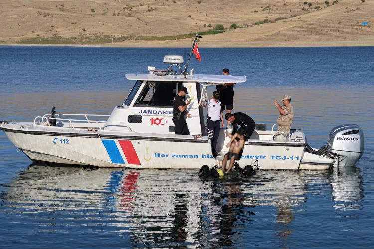 Elazığ’da baraj gölünde kaybolan genç bulundu
