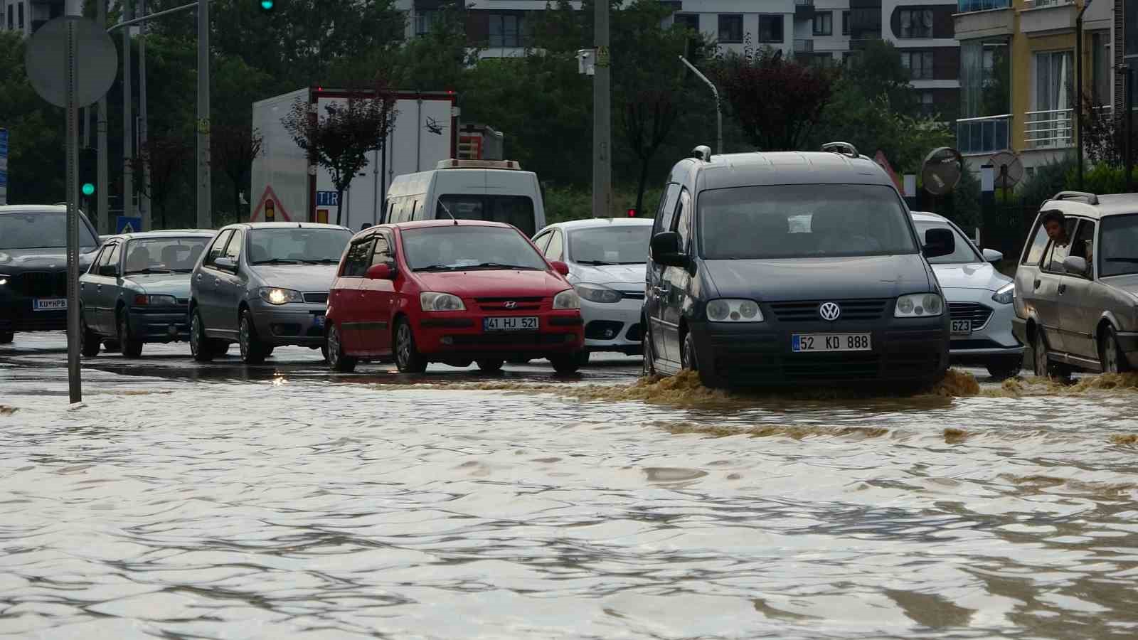 Ordu’da sağanak sonrası evleri su bastı, yol ulaşıma kapandı
