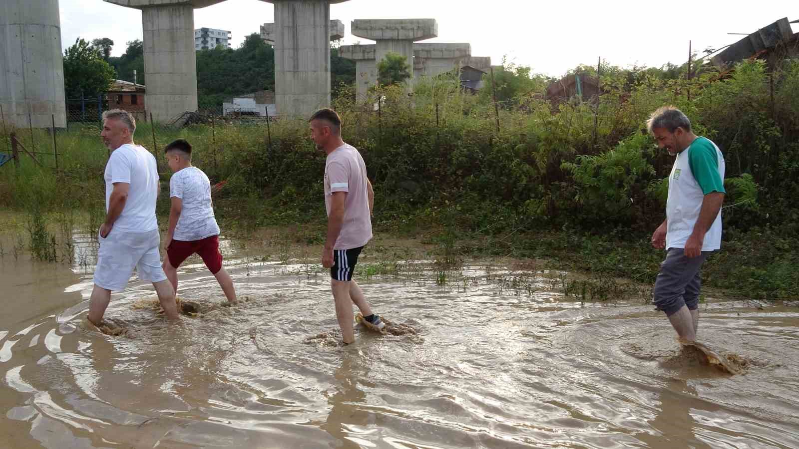 Ordu’da sağanak sonrası evleri su bastı, yol ulaşıma kapandı
