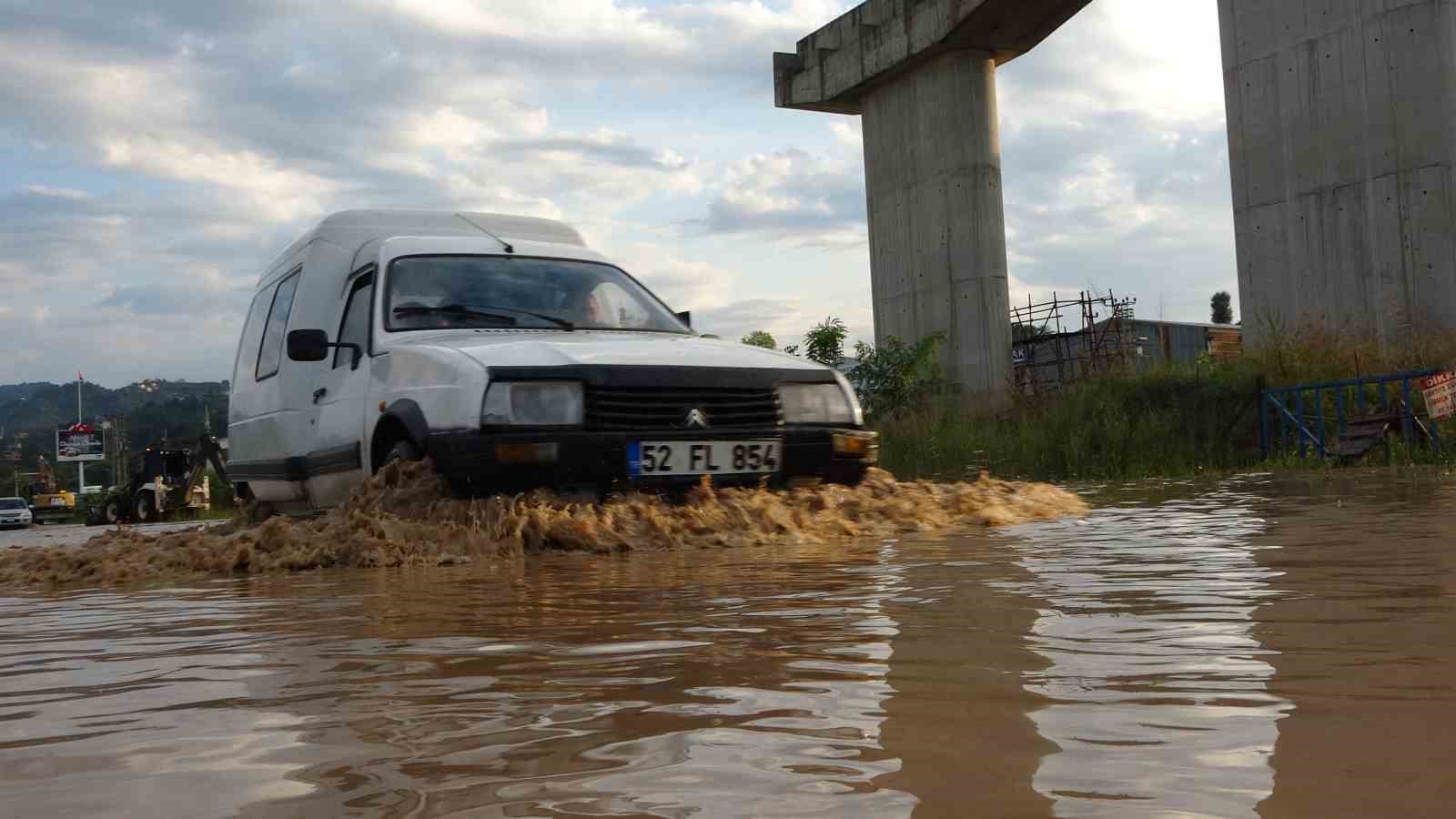 Ordu’da sağanak sonrası evleri su bastı, yol ulaşıma kapandı
