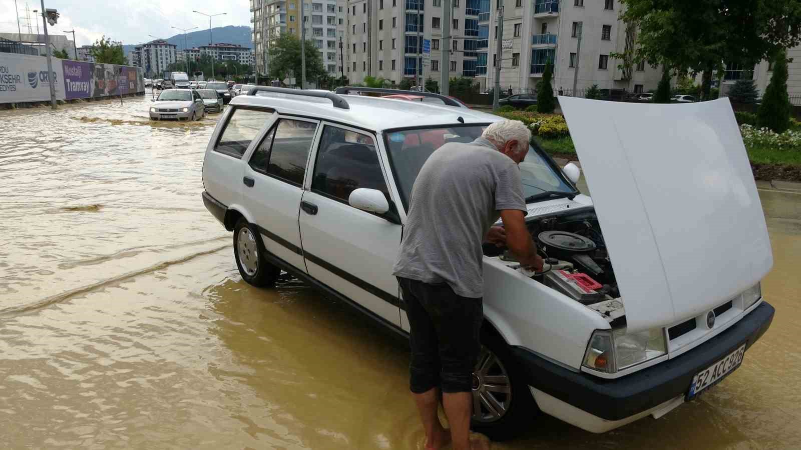 Ordu’da sağanak sonrası evleri su bastı, yol ulaşıma kapandı
