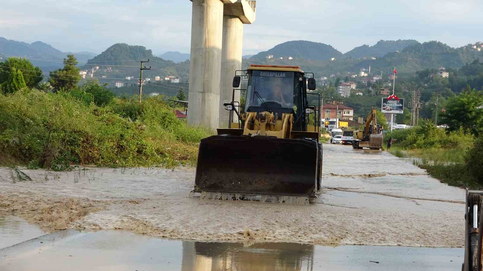 Ordu’da sağanak sonrası evleri su bastı, yol ulaşıma kapandı
