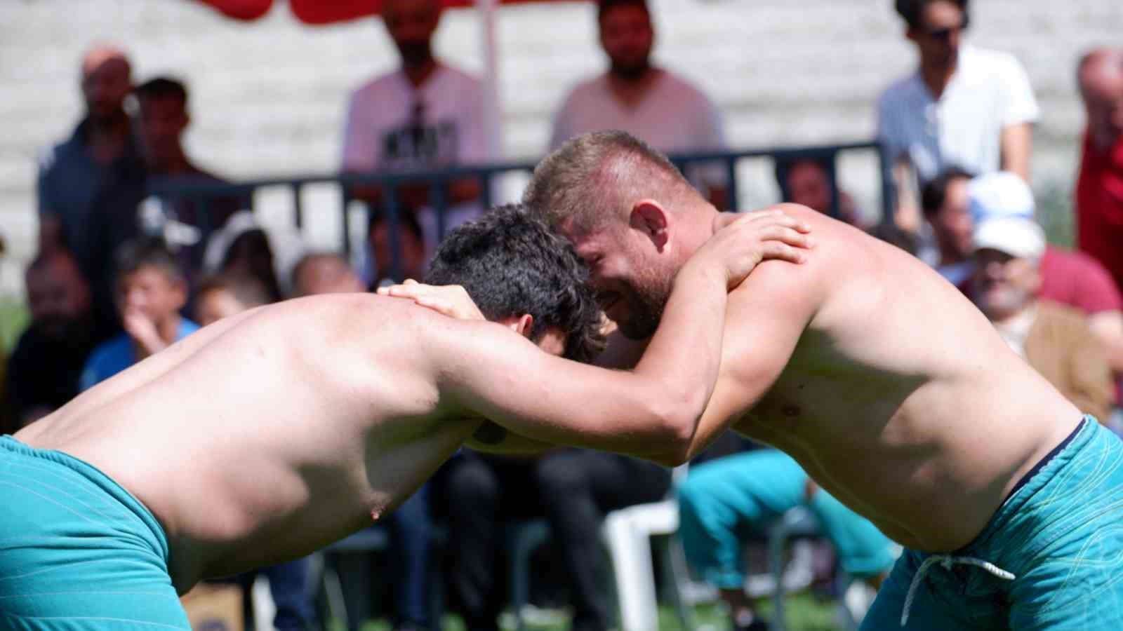 Erzurum’da karakucak güreşlerinde İsmail Balaban ve Turan Balaban kardeşler birbirine rakip oldu
