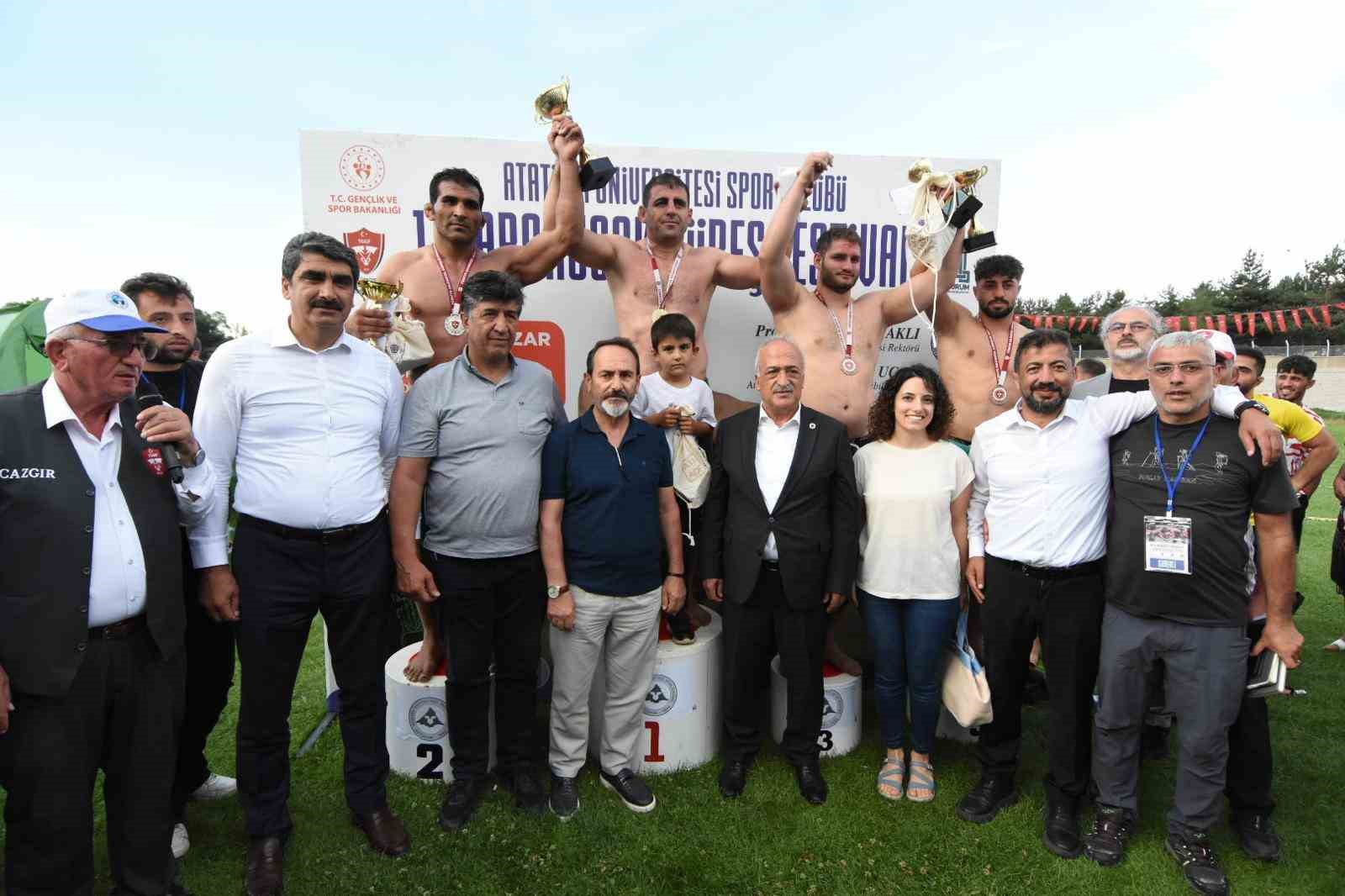 Erzurum’da karakucak güreşlerinde İsmail Balaban ve Turan Balaban kardeşler birbirine rakip oldu
