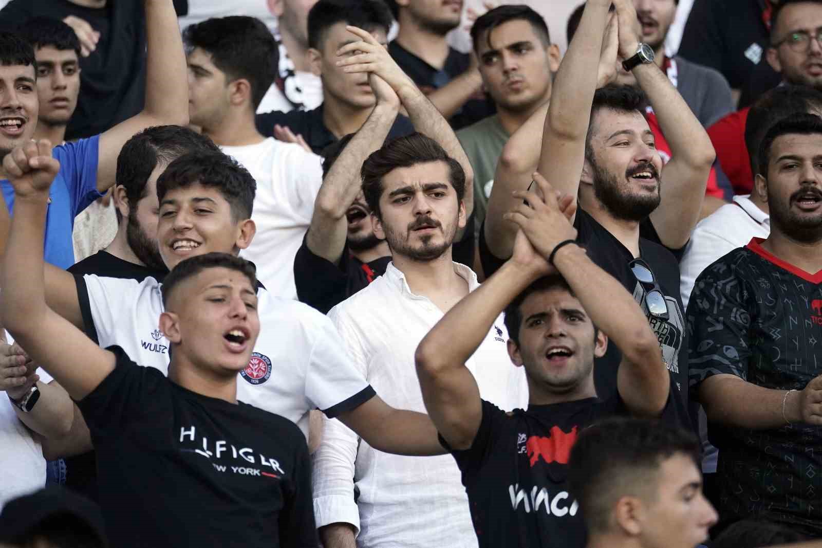 Trendyol 1. Lig: Fatih Karagümrük: 0 - Amed Sportif Faaliyetler: 0 (Maç devam ediyor)
