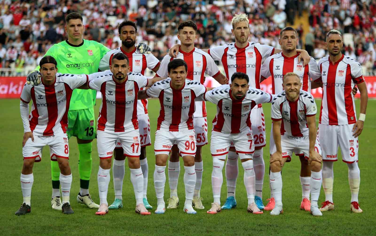 Trendyol Süper Lig: Sivasspor: 0 - Trabzonspor: 0 (İlk yarı)
