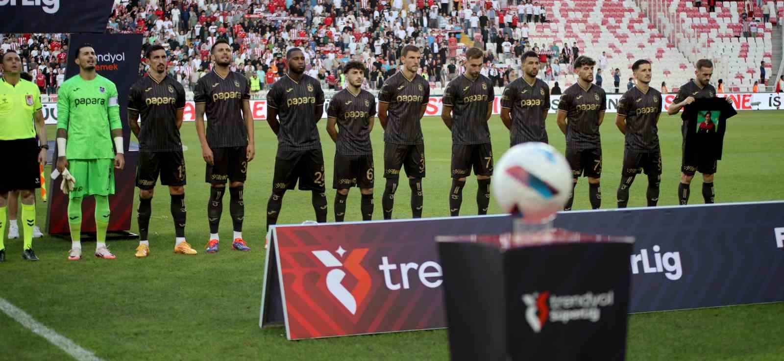 Trendyol Süper Lig: Sivasspor: 0 - Trabzonspor: 0 (İlk yarı)
