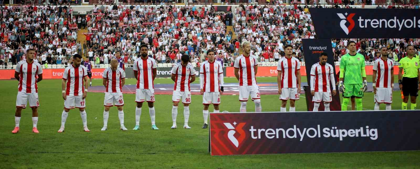 Trendyol Süper Lig: Sivasspor: 0 - Trabzonspor: 0 (İlk yarı)
