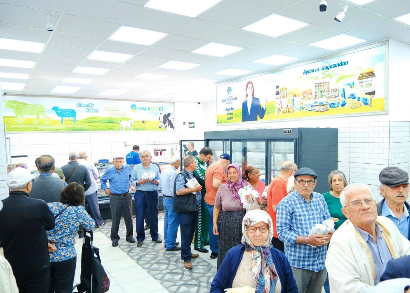 Aydın’da emeklinin yüzünü ’Emekli Kart’ güldürüyor
