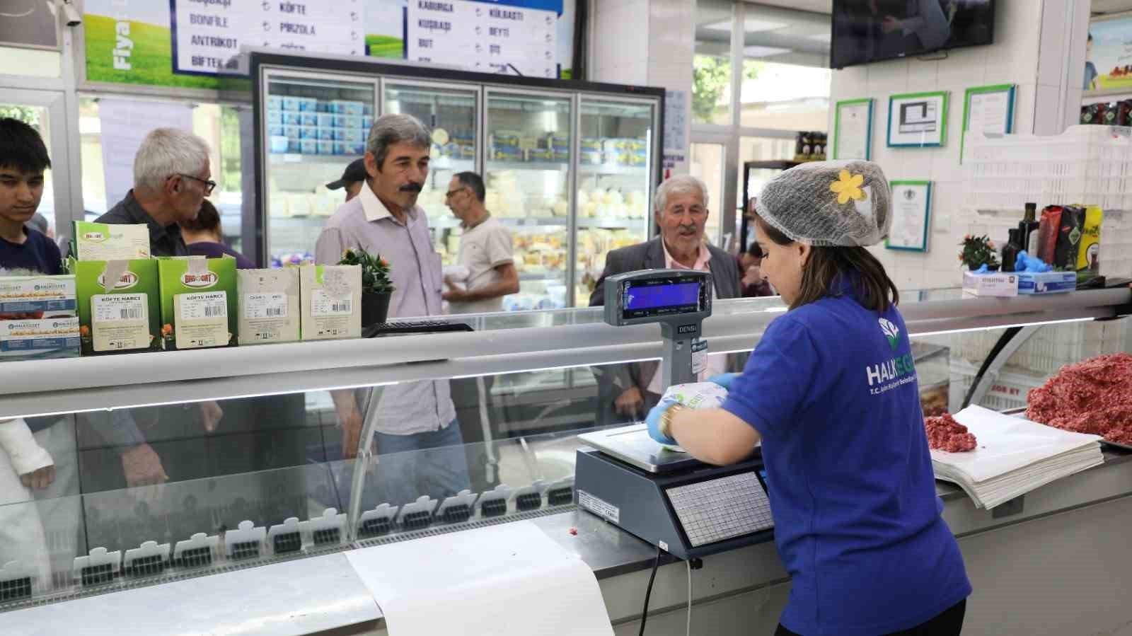 Aydın’da emeklinin yüzünü ’Emekli Kart’ güldürüyor
