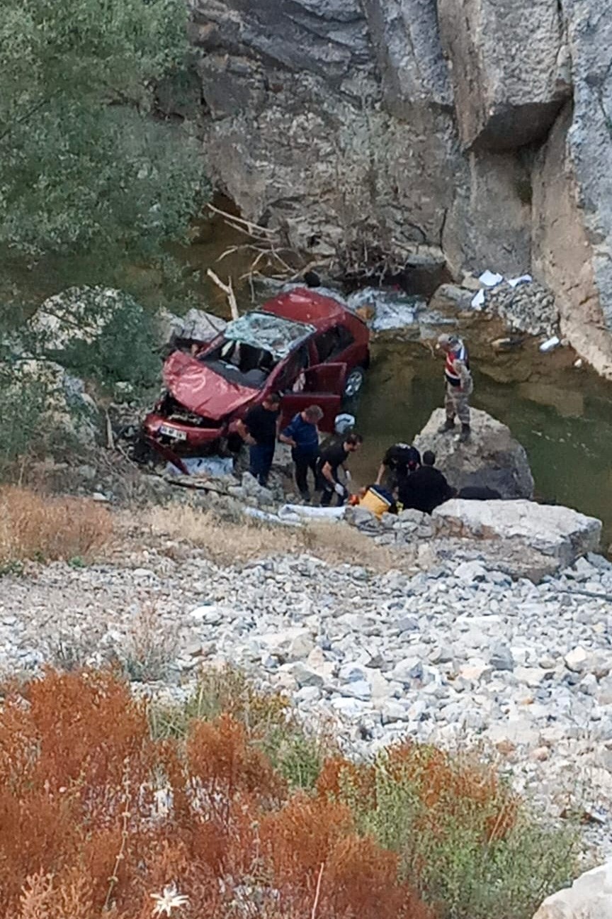 Gümüşhane’de otomobil dereye yuvarlandı: 1 yaralı
