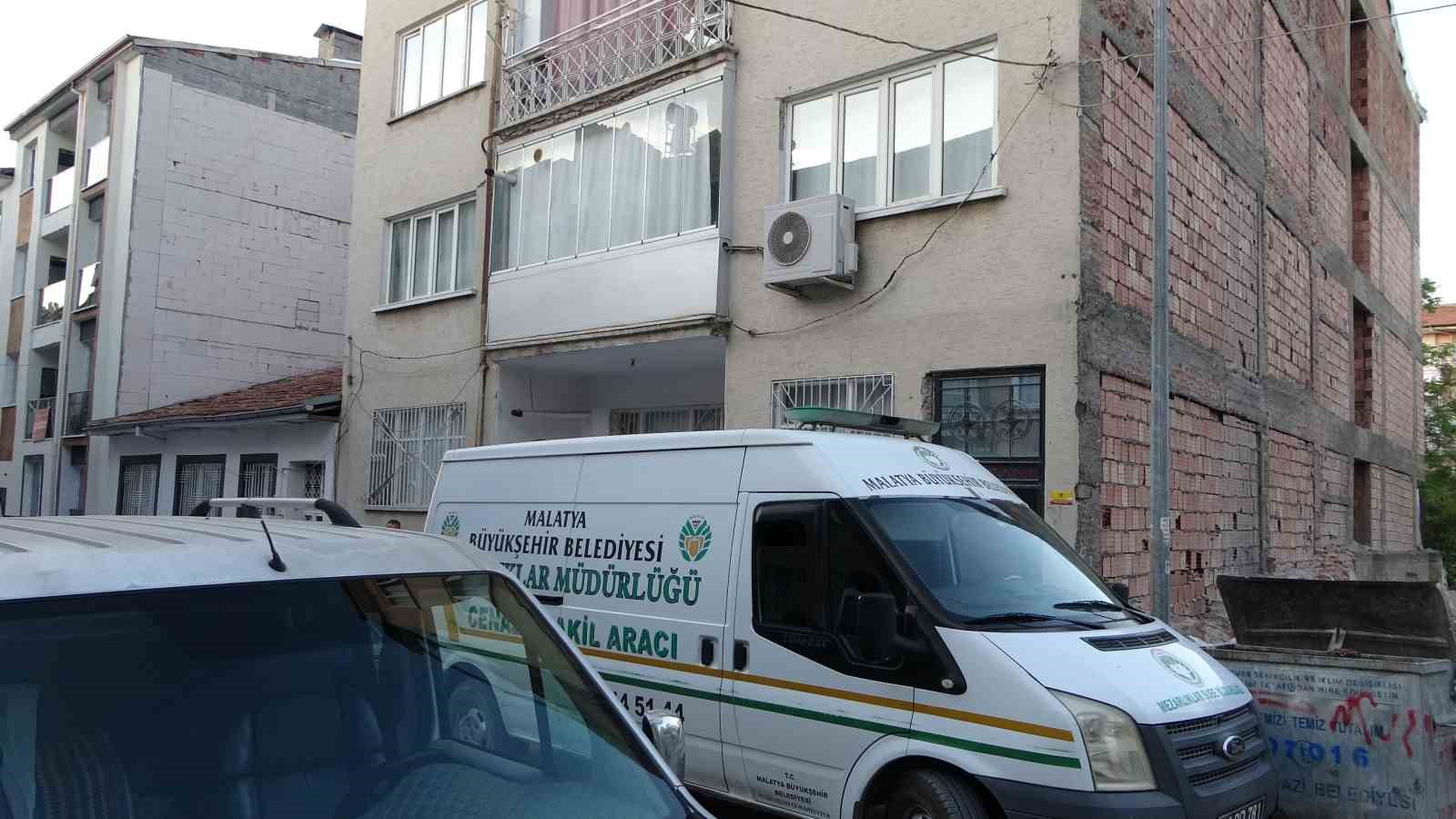 18 yaşındaki genç kız elektrikli süpürge kablosu ile asılı halde bulundu
