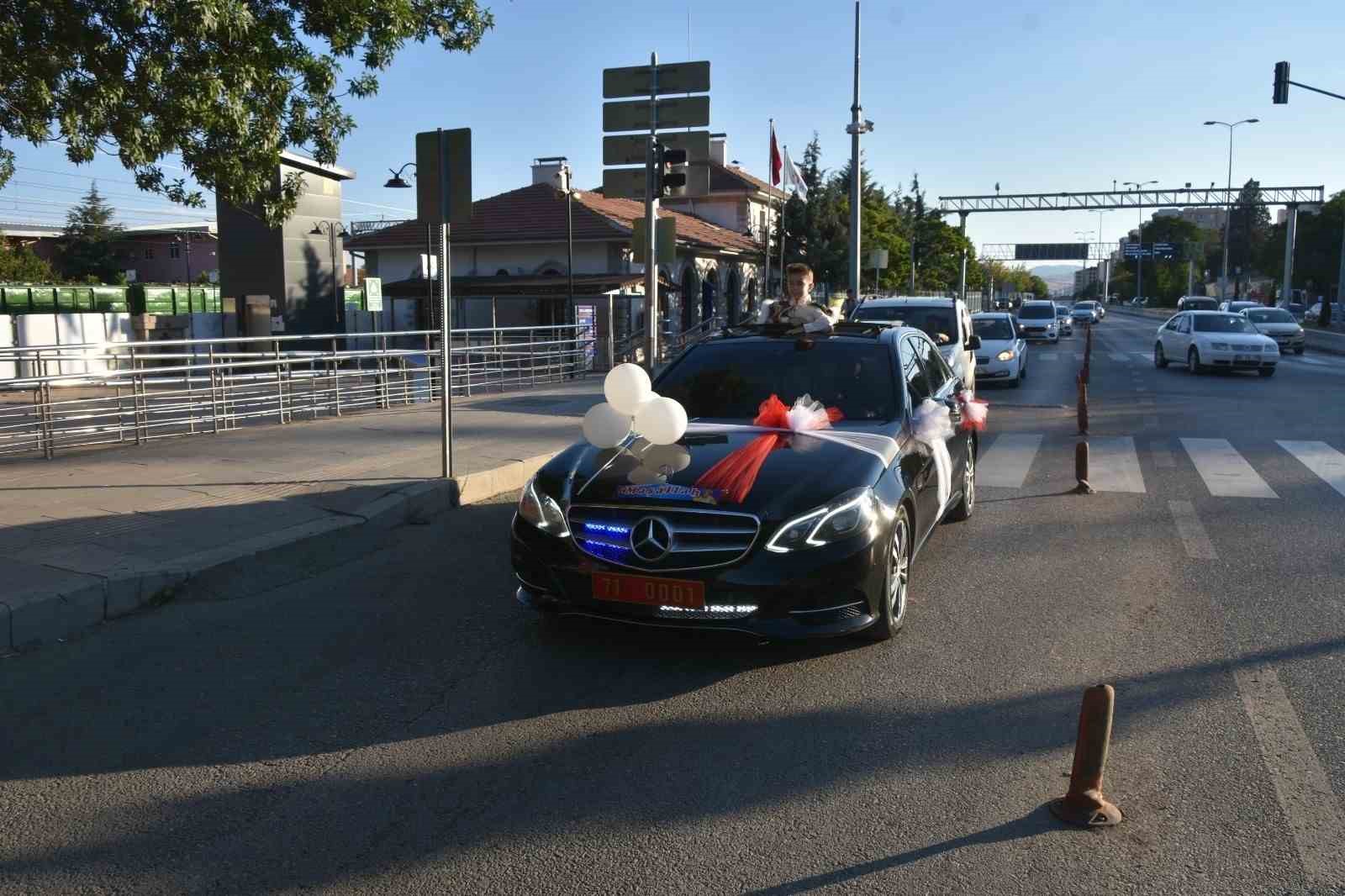 Vali Makas’tan şehit kardeşine sürpriz: Makam aracı sünnet arabası oldu
