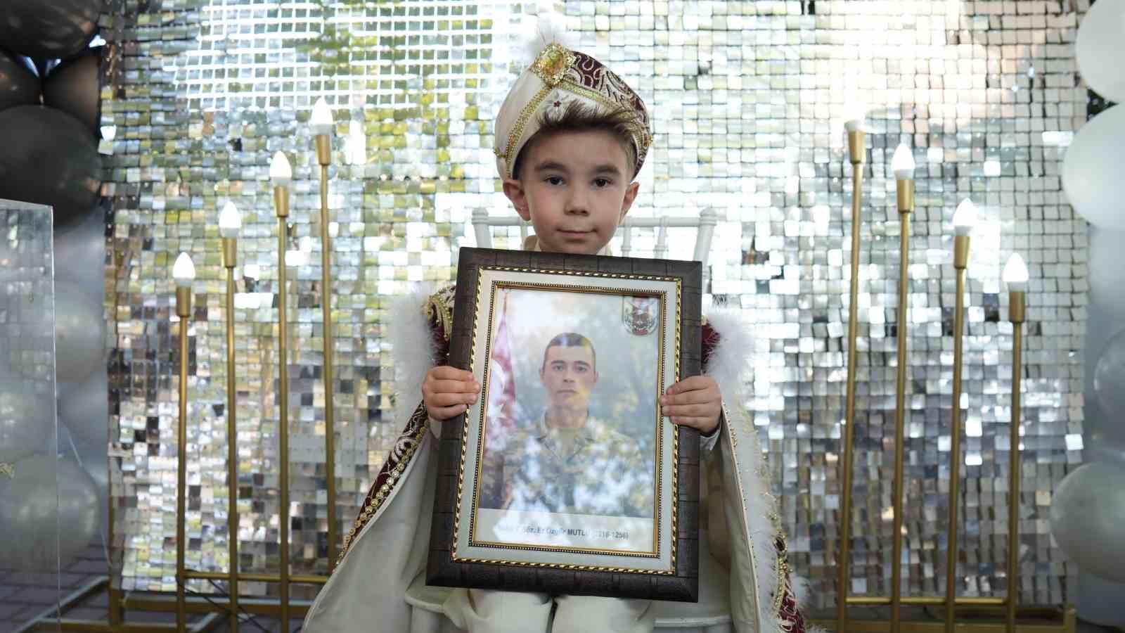 Vali Makas’tan şehit kardeşine sürpriz: Makam aracı sünnet arabası oldu
