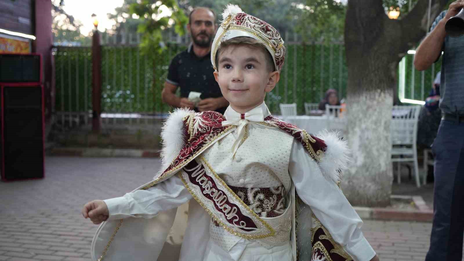 Vali Makas’tan şehit kardeşine sürpriz: Makam aracı sünnet arabası oldu
